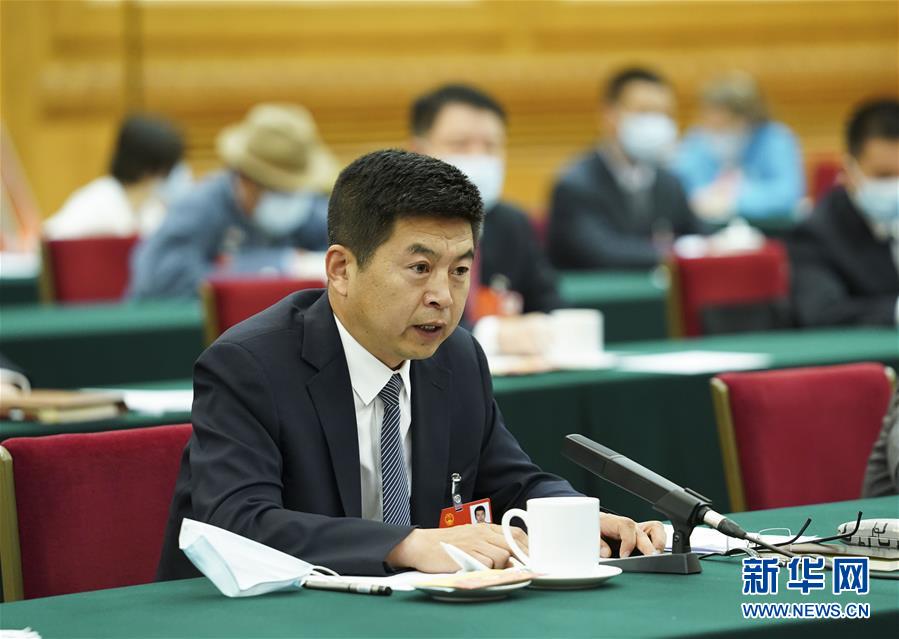 （新華全媒頭條·圖文互動）（5）從人民中汲取磅礴力量——習(xí)近平總書記同出席2020年全國兩會人大代表、政協(xié)委員共商國是紀(jì)實