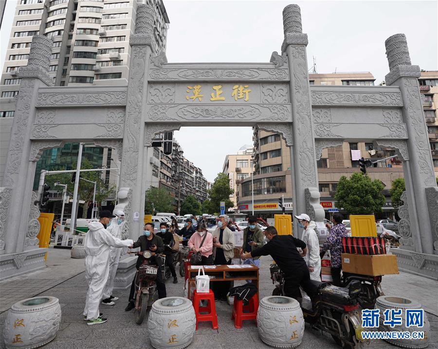 （新華全媒頭條·圖文互動）（14）從人民中汲取磅礴力量——習(xí)近平總書記同出席2020年全國兩會人大代表、政協(xié)委員共商國是紀(jì)實