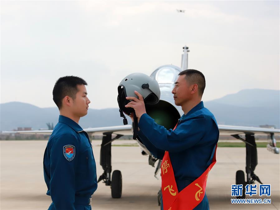 （圖文互動）（2）5290小時！中國空軍殲擊機飛行紀(jì)錄保持者光榮停飛