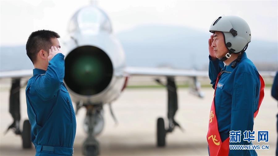 （圖文互動）（8）5290小時！中國空軍殲擊機飛行紀(jì)錄保持者光榮停飛