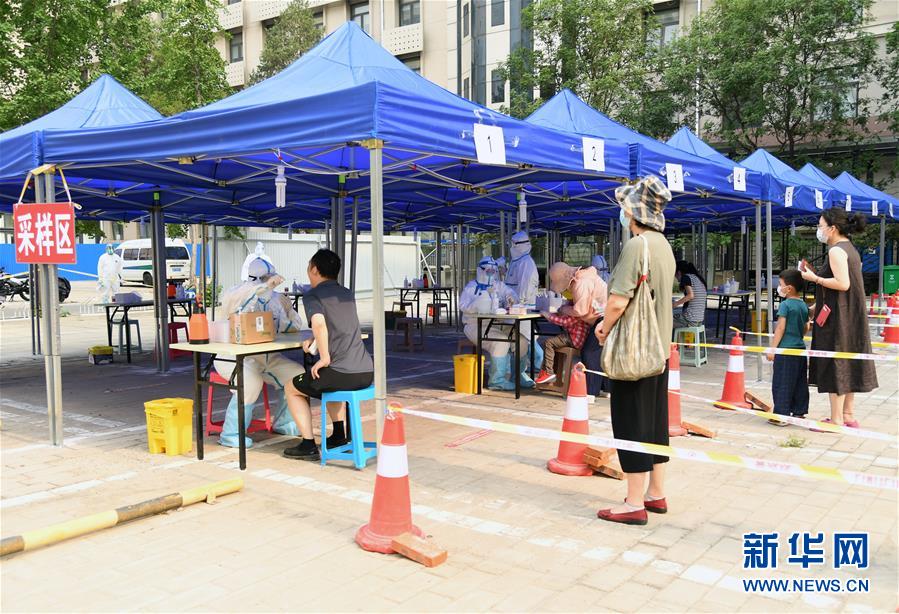 （新華全媒頭條·圖文互動(dòng)）（4）構(gòu)筑守護(hù)城市、守護(hù)生命的堅(jiān)強(qiáng)防線——北京開展大規(guī)模核酸檢測(cè)