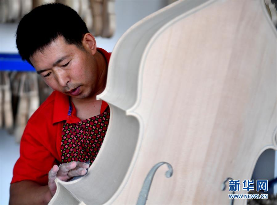 （走向我們的小康生活·圖文互動(dòng)）（4）放下鋤頭，卻撥動(dòng)命運(yùn)的琴弦
