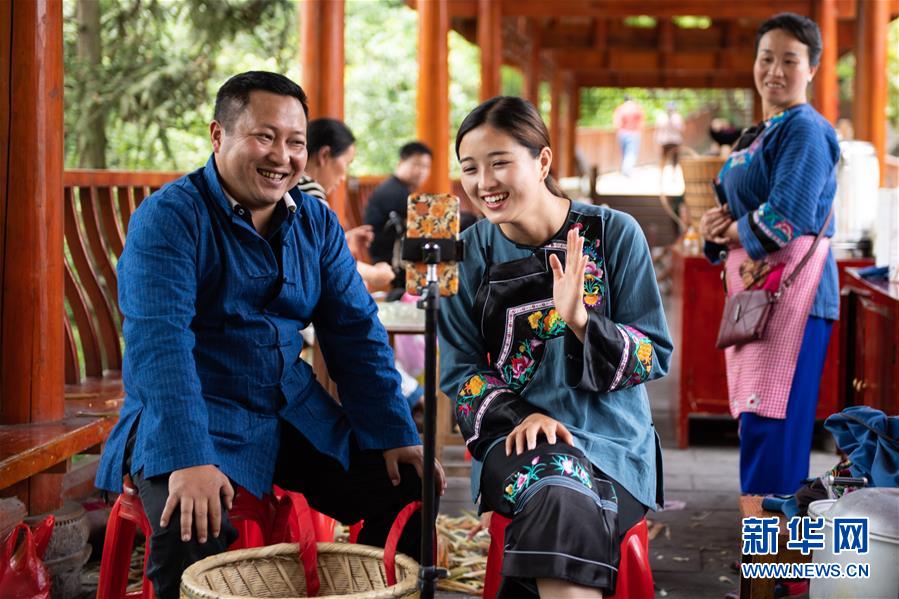（新華全媒頭條·走向我們的小康生活·圖文互動）（10）那山，那人，那苗寨——十八洞村三代人的奮斗史