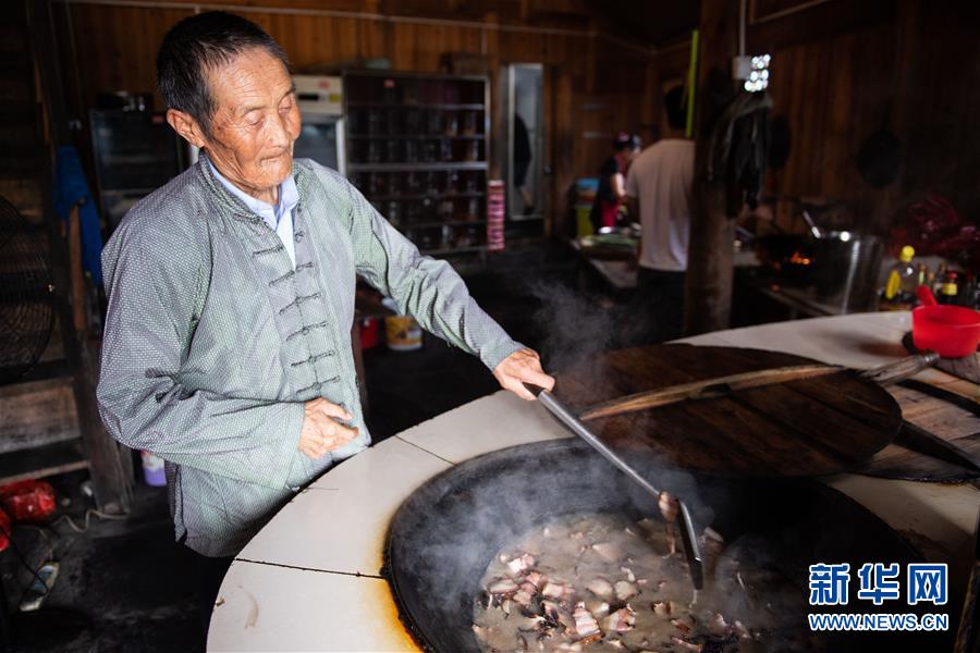 （新華全媒頭條·走向我們的小康生活·圖文互動）（8）那山，那人，那苗寨——十八洞村三代人的奮斗史