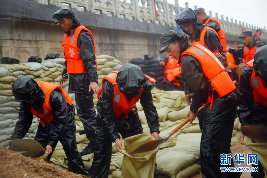 （防汛抗洪·圖文互動(dòng)）（1）洪水不退，子弟兵誓死不退——解放軍和武警部隊(duì)官兵參與洪澇災(zāi)害搶險(xiǎn)救援記事