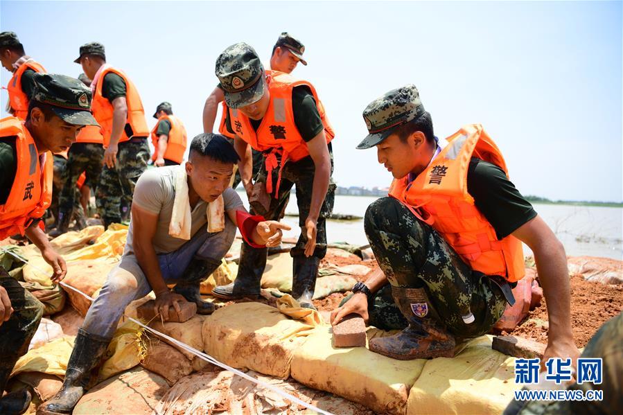 （防汛抗洪·圖文互動(dòng)）（2）洪水不退，子弟兵誓死不退——解放軍和武警部隊(duì)官兵參與洪澇災(zāi)害搶險(xiǎn)救援記事