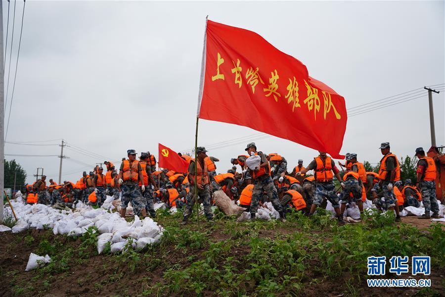 （防汛抗洪·圖文互動(dòng)）（4）洪水不退，子弟兵誓死不退——解放軍和武警部隊(duì)官兵參與洪澇災(zāi)害搶險(xiǎn)救援記事