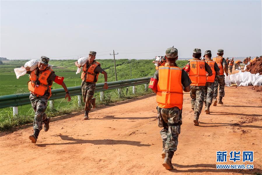 （防汛抗洪·圖文互動(dòng)）（5）洪水不退，子弟兵誓死不退——解放軍和武警部隊(duì)官兵參與洪澇災(zāi)害搶險(xiǎn)救援記事