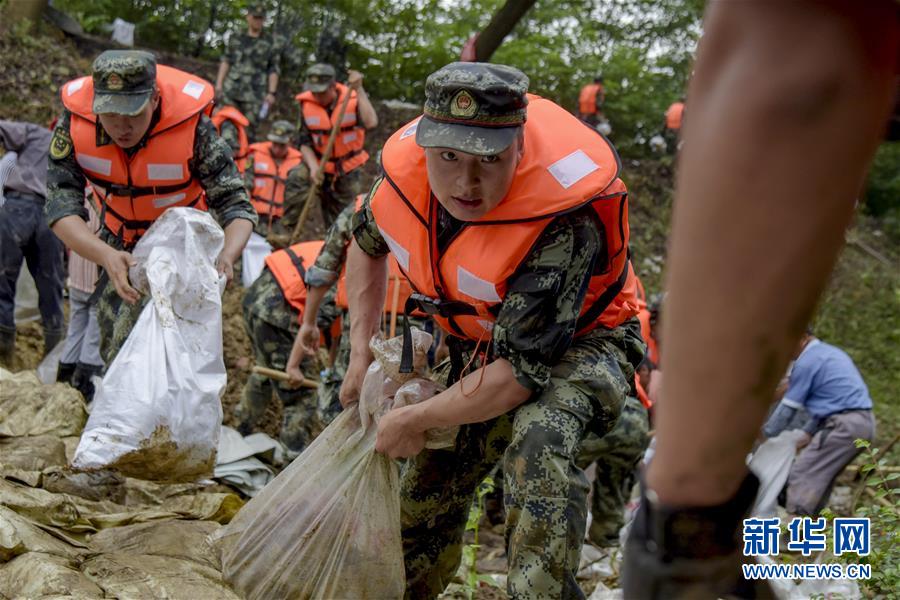 （防汛抗洪·圖文互動(dòng)）（6）洪水不退，子弟兵誓死不退——解放軍和武警部隊(duì)官兵參與洪澇災(zāi)害搶險(xiǎn)救援記事