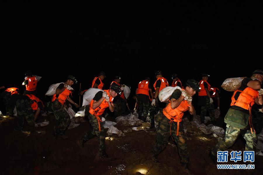 （防汛抗洪·圖文互動(dòng)）（7）洪水不退，子弟兵誓死不退——解放軍和武警部隊(duì)官兵參與洪澇災(zāi)害搶險(xiǎn)救援記事