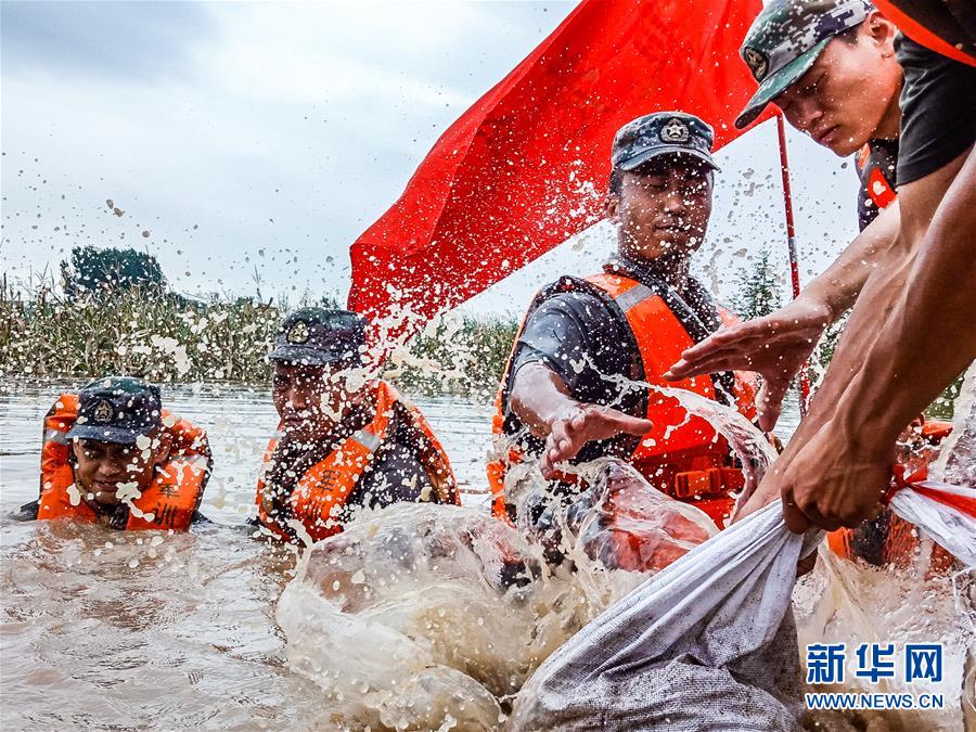 （防汛抗洪·圖文互動(dòng)）（9）洪水不退，子弟兵誓死不退——解放軍和武警部隊(duì)官兵參與洪澇災(zāi)害搶險(xiǎn)救援記事
