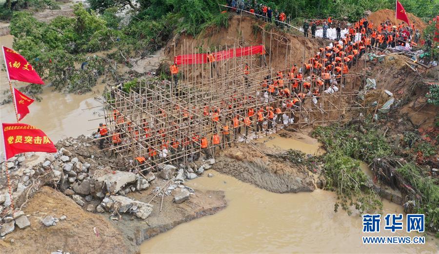 （防汛抗洪·圖文互動(dòng)）（10）洪水不退，子弟兵誓死不退——解放軍和武警部隊(duì)官兵參與洪澇災(zāi)害搶險(xiǎn)救援記事