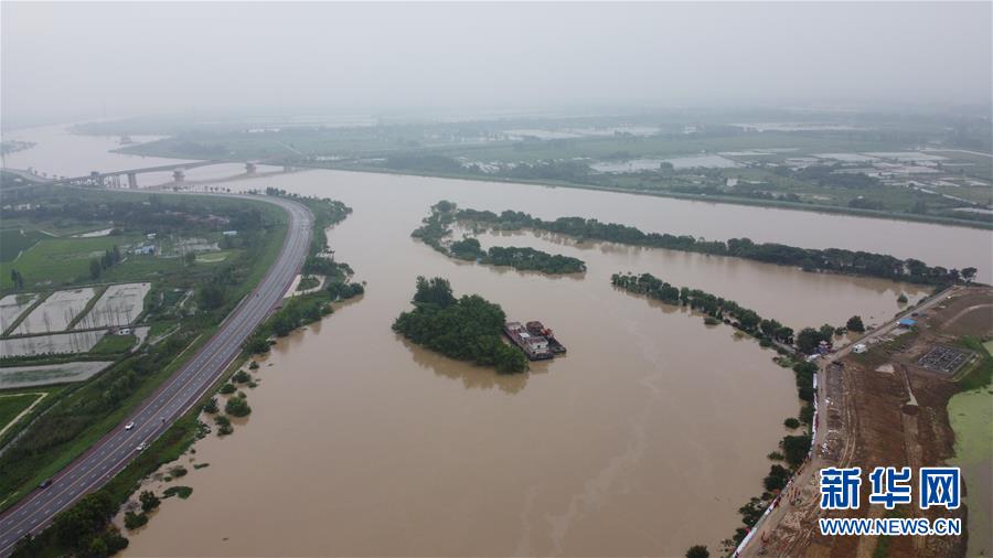 （防汛抗洪·圖文互動）（1）洪水來襲，銅鑼聲在千年古鎮(zhèn)的雨夜響起