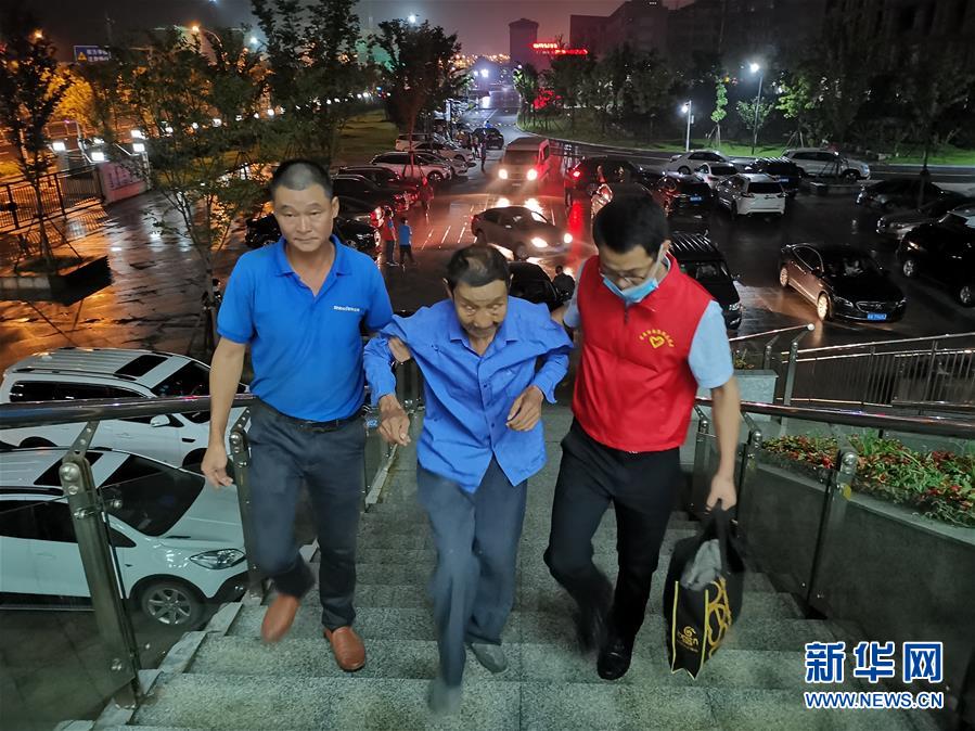 （防汛抗洪·圖文互動）（3）洪水來襲，銅鑼聲在千年古鎮(zhèn)的雨夜響起