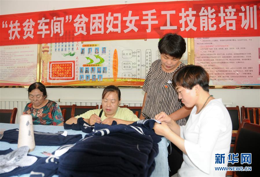 （決戰(zhàn)決勝脫貧攻堅(jiān)·圖文互動(dòng)）（1）內(nèi)蒙古河套：一雙巧手、一副棒針、一團(tuán)毛線打造貧困戶“炕頭經(jīng)濟(jì)”