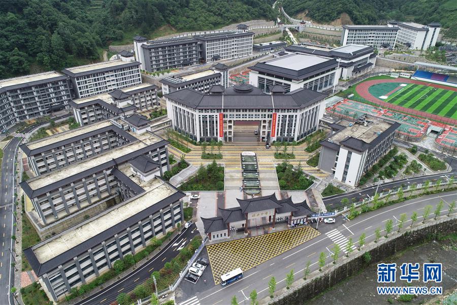 （新華視點·圖文互動）（1）學(xué)校建漂亮點本無錯，為何這所“豪華中學(xué)”讓人困惑？