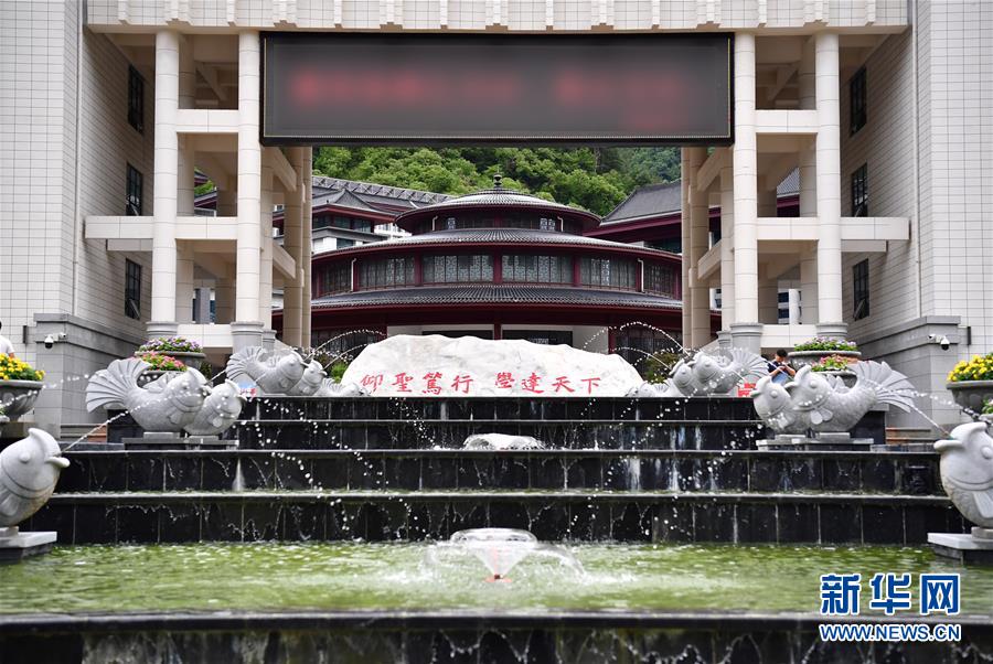 （新華視點·圖文互動）（3）學(xué)校建漂亮點本無錯，為何這所“豪華中學(xué)”讓人困惑？