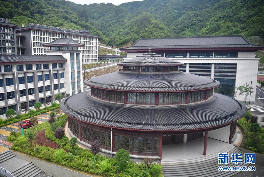 （新華視點·圖文互動）（4）學(xué)校建漂亮點本無錯，為何這所“豪華中學(xué)”讓人困惑？