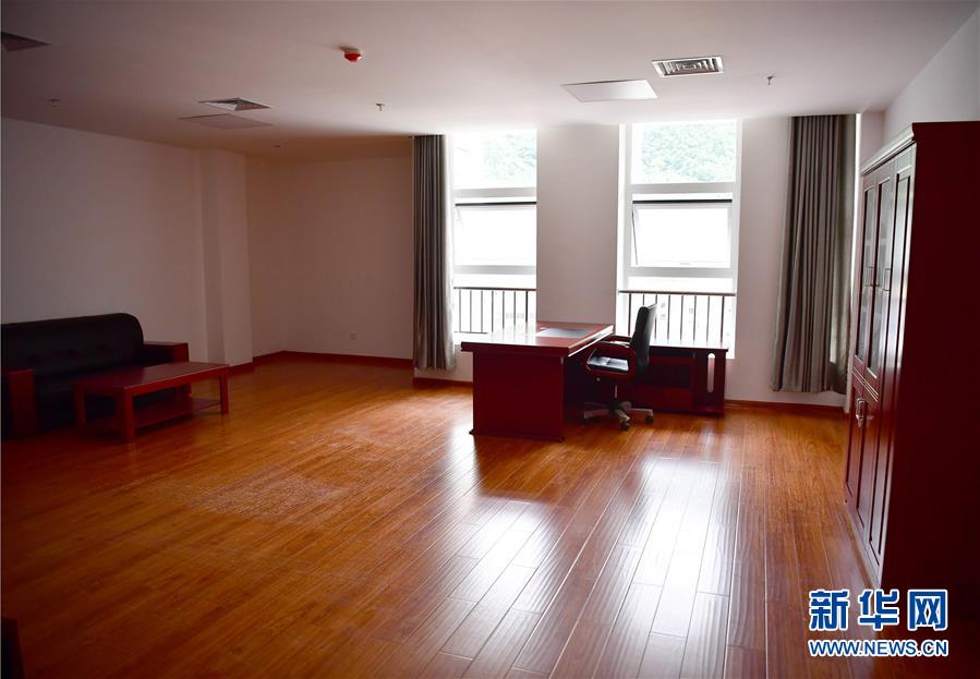 （新華視點·圖文互動）（6）學(xué)校建漂亮點本無錯，為何這所“豪華中學(xué)”讓人困惑？
