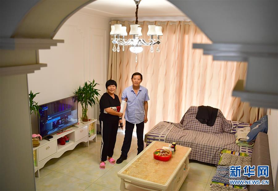 （走向我們的小康生活·圖文互動(dòng)）（2）“樓上過(guò)日子，樓下賺票子”——來(lái)自陜西安康的易地扶貧搬遷一線觀察