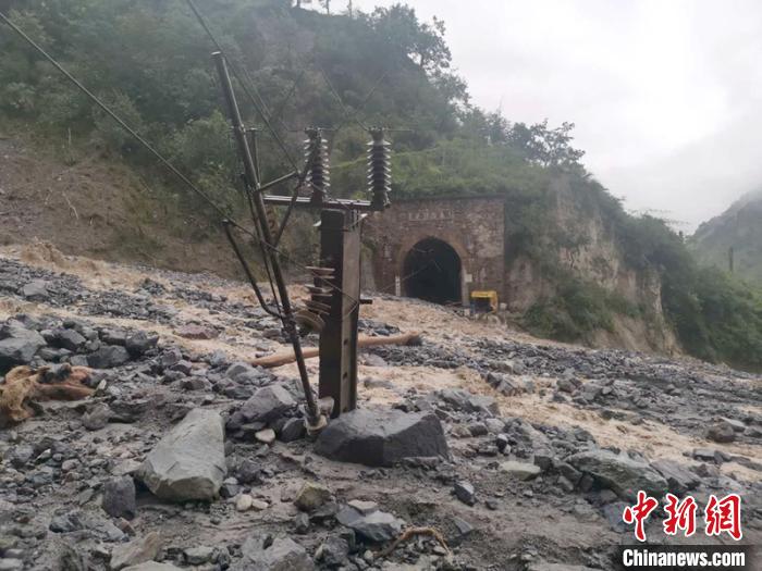 因泥石流受損的成昆鐵路區(qū)間?！ソ?攝