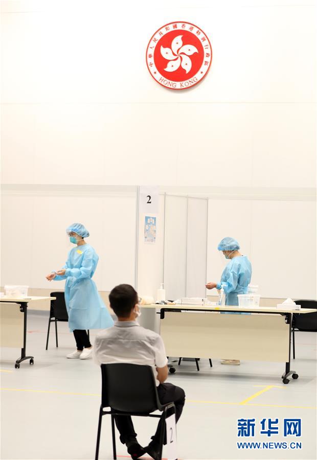 （圖文互動）（2）特寫：新冠病毒普檢首日，香港市民踴躍參與