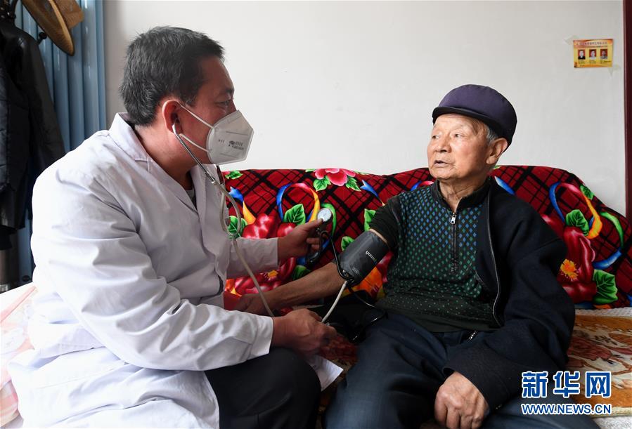 （習(xí)近平的小康故事·新華網(wǎng)·圖文互動(dòng)）（2）“真正解決好基層群眾看病難、看病貴問(wèn)題”——習(xí)近平和群眾健康的故事