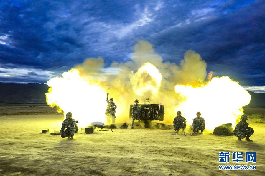 （在習(xí)近平強(qiáng)軍思想指引下·我們?cè)趹?zhàn)位報(bào)告·圖文互動(dòng)）（1）朵朵傘花綻放，勝戰(zhàn)精兵天降——空降兵部隊(duì)某旅教導(dǎo)員余海龍帶領(lǐng)官兵傳承黃繼光精神記事