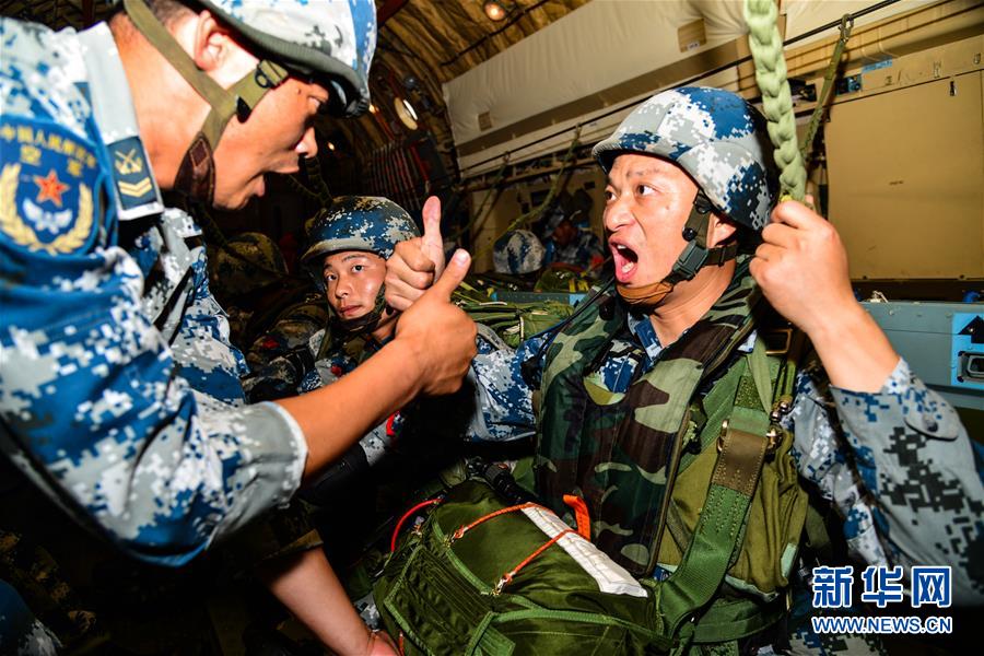 （在習(xí)近平強(qiáng)軍思想指引下·我們?cè)趹?zhàn)位報(bào)告·圖文互動(dòng)）（3）朵朵傘花綻放，勝戰(zhàn)精兵天降——空降兵部隊(duì)某旅教導(dǎo)員余海龍帶領(lǐng)官兵傳承黃繼光精神記事
