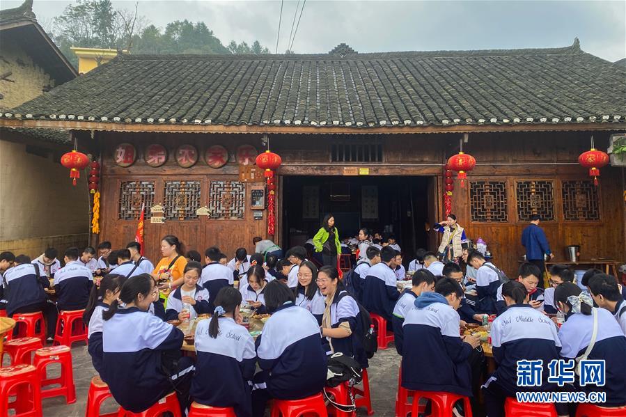 （在習近平新時代中國特色社會主義思想指引下——新時代新作為新篇章·習近平總書記關(guān)切事·圖文互動）（2）精準扶貧7年，十八洞村“長”出10余種新職業(yè)