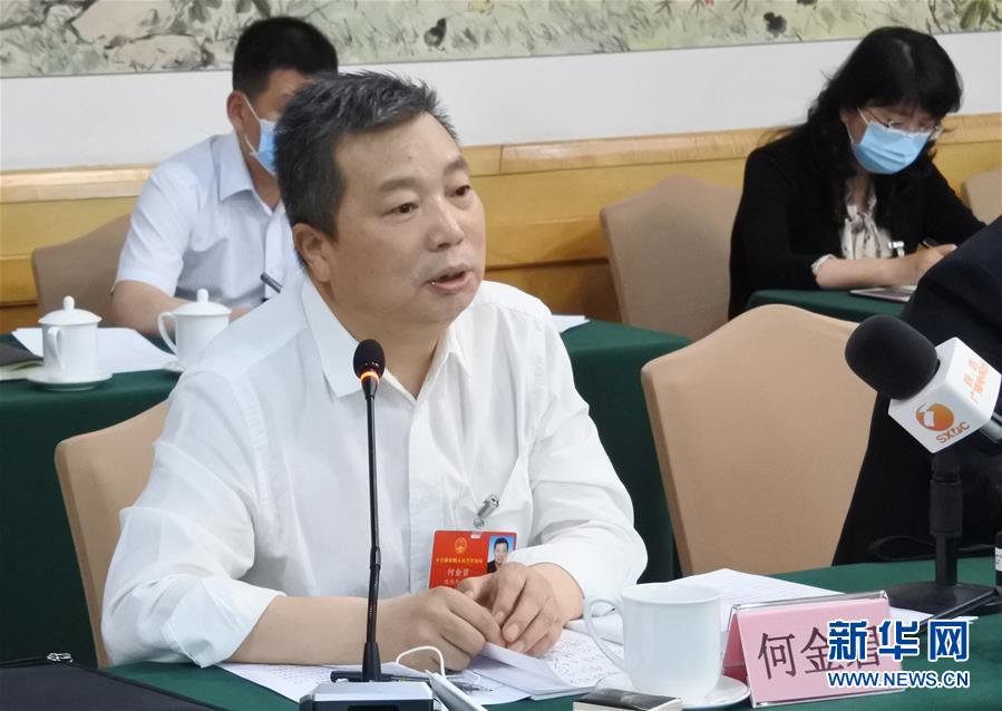 （兩會·熱點畫報）（5）代表委員建言統(tǒng)籌做好經(jīng)濟(jì)社會發(fā)展工作
