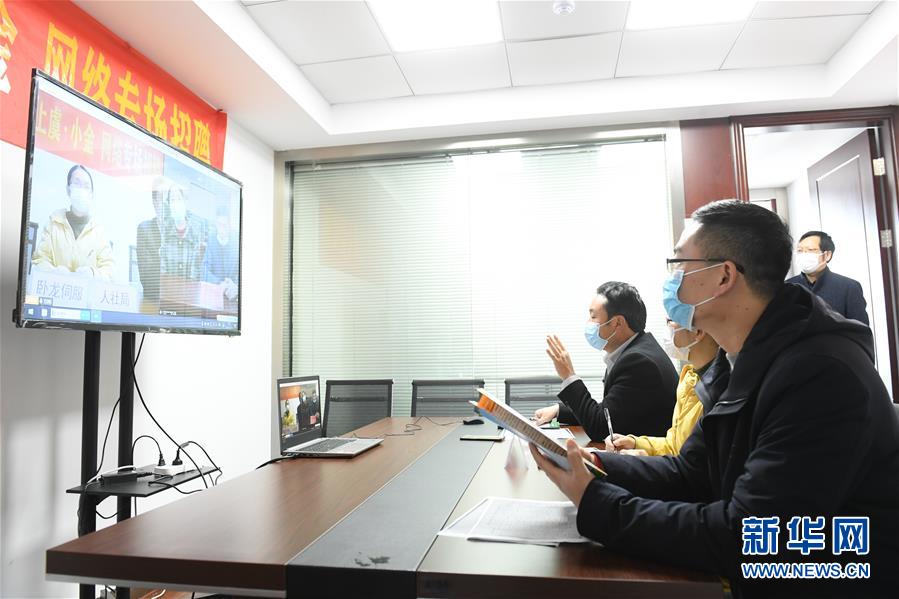 （新華全媒頭條·圖文互動）（18）從人民中汲取磅礴力量——習(xí)近平總書記同出席2020年全國兩會人大代表、政協(xié)委員共商國是紀(jì)實