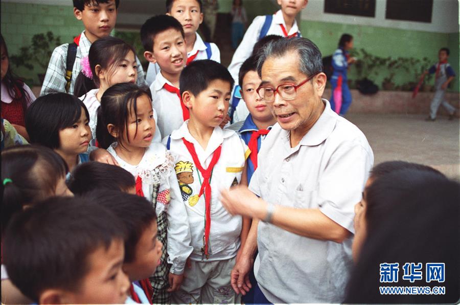 （新華全媒頭條·圖文互動）（8）凝聚民族復興的精神偉力——以習近平同志為核心的黨中央重視思想道德建設關(guān)心關(guān)愛道德模范紀實