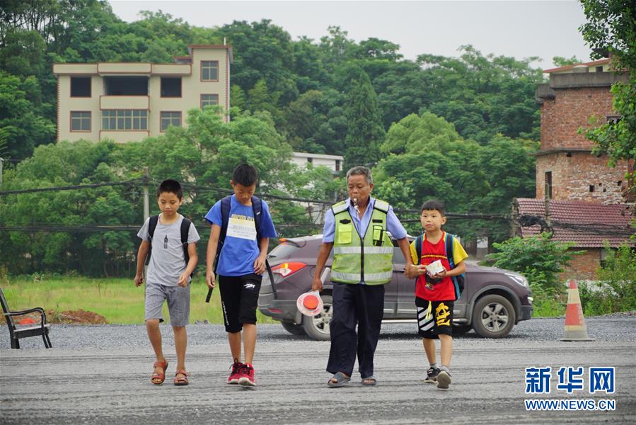 （新華全媒頭條·圖文互動）（11）凝聚民族復興的精神偉力——以習近平同志為核心的黨中央重視思想道德建設關(guān)心關(guān)愛道德模范紀實