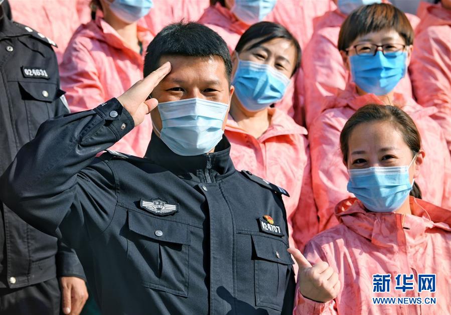 （習近平致敬的戰(zhàn)“疫”英雄·公安干警篇·圖文互動）（1）他們，抗疫一線鑄警魂