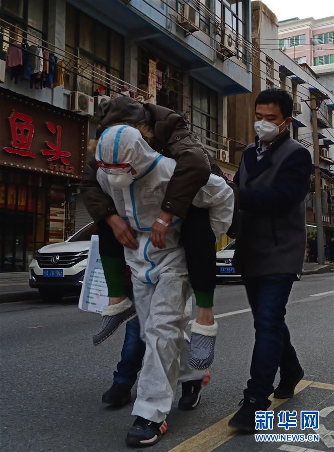（習近平致敬的戰(zhàn)“疫”英雄·公安干警篇·圖文互動）（4）他們，抗疫一線鑄警魂