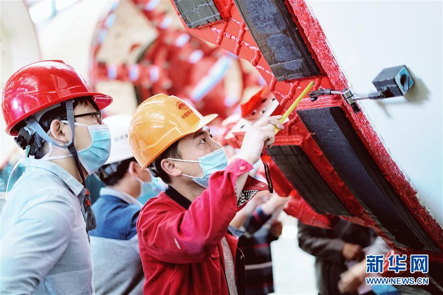 （在習(xí)近平新時(shí)代中國(guó)特色社會(huì)主義思想指引下——新時(shí)代新作為新篇章·習(xí)近平總書(shū)記關(guān)切事·圖文互動(dòng)）（1）最有力的支撐，最堅(jiān)決的攀登——記錄奮戰(zhàn)在復(fù)工復(fù)產(chǎn)一線(xiàn)的科技工作者