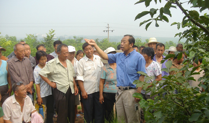 李保國(guó)為農(nóng)民講授果樹(shù)技術(shù)