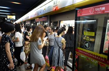 廣州地鐵一號線試點(diǎn)設(shè)女性車廂