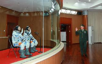 范長龍看望神舟十一號航天員景海鵬、陳冬