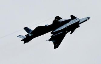 “殲-20，你不要飛得那么快……”