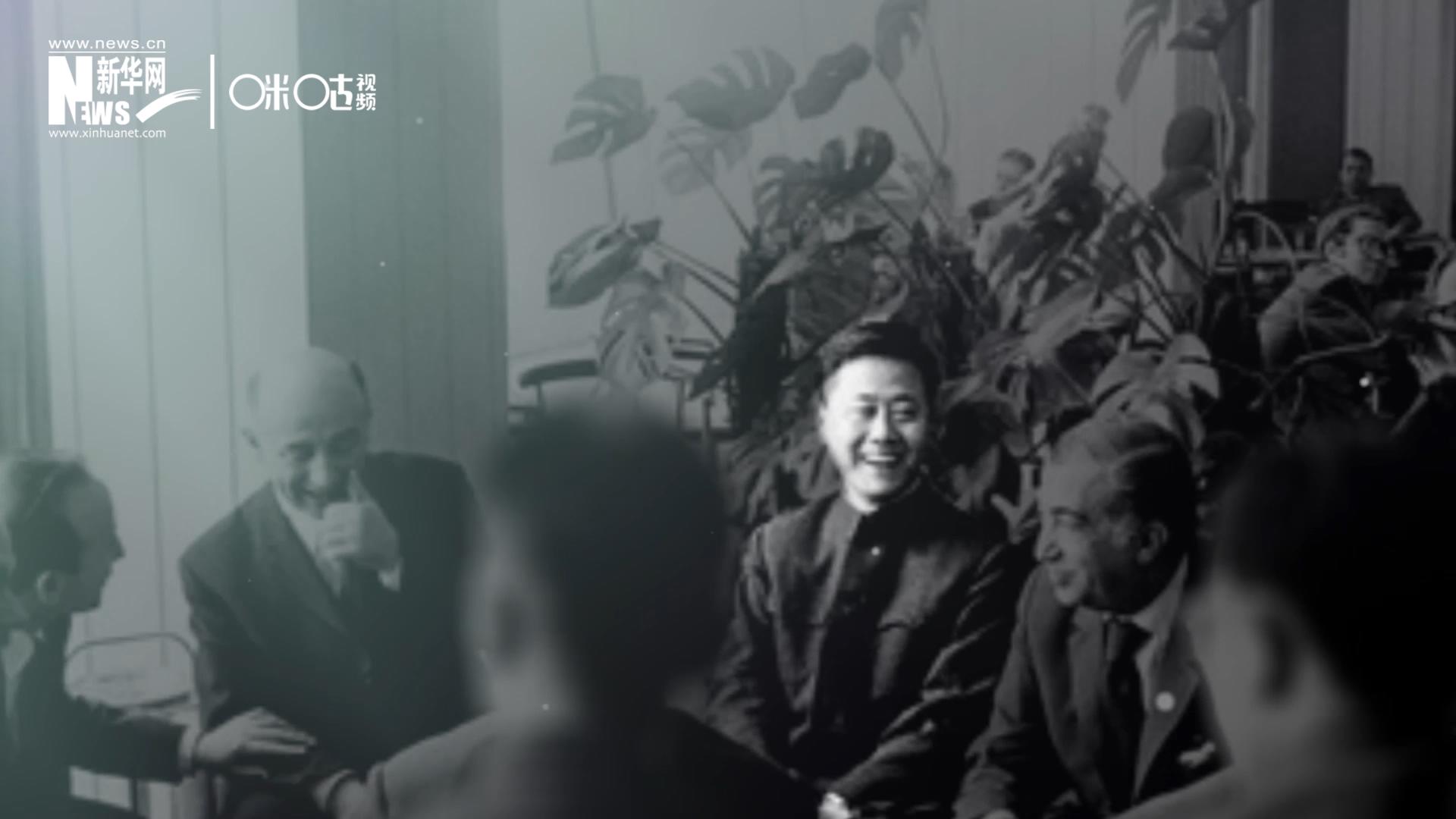 照片里的這個(gè)人是高梁，原新華社國(guó)際部記者。原本作為代表團(tuán)隨行記者的他接到通知，由他帶領(lǐng)一支先遣小組先行去紐約。