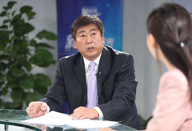 具體落在實(shí)處就是把方向，管大局，保落實(shí)