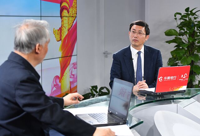 您再給我們梳理一下，黨章中有關“基本路線”的修改情況。