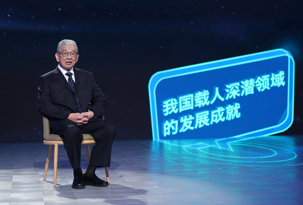 抱著要建造先進(jìn)的海軍裝備保家衛(wèi)國的心愿，考入了交通大學(xué)造船系