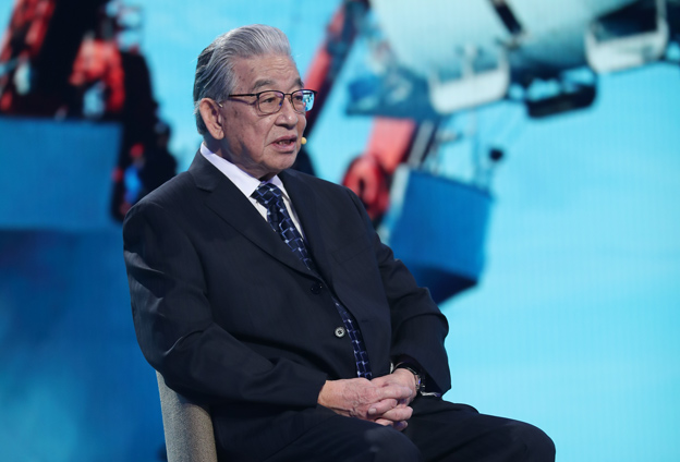 中華民族實現(xiàn)了可上九天攬月，可下五洋捉鱉的宏偉夙愿
