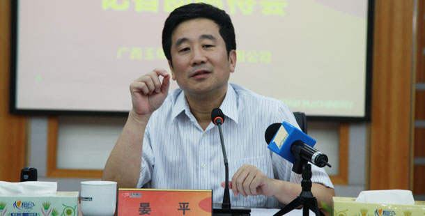 玉柴集團(tuán)公司董事局主席晏平——大家可能不一定認(rèn)識(shí)我，但是大家一定坐過(guò)裝配玉柴發(fā)動(dòng)機(jī)的客車(chē)、公交車(chē)，因?yàn)橛癫癜l(fā)動(dòng)機(jī)裝配在全國(guó)超過(guò)60%的客車(chē)、公交車(chē)上。玉柴發(fā)動(dòng)機(jī)能夠陪伴大家上班、回家、逛街，我很自豪。我們將繼續(xù)制造更多更好的綠色產(chǎn)品，造福社會(huì)和百姓。