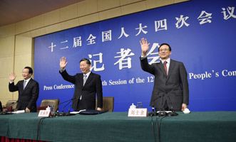尚福林、劉士余和項俊波向記者揮手致意