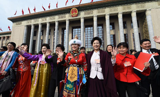 閉幕會后，代表走出人民大會堂
