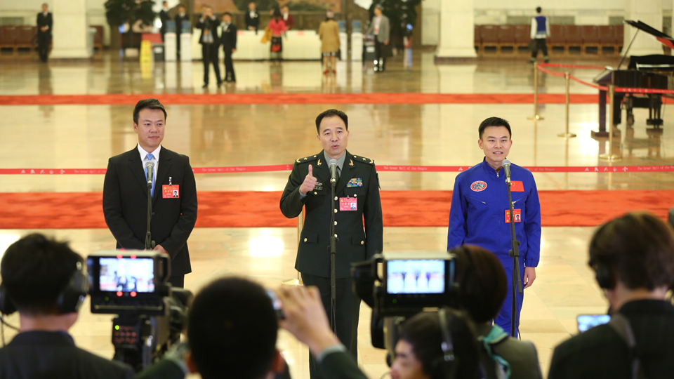 趙宏博、景海鵬、唐嘉陵代表接受采訪